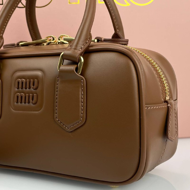 Женская кожаная сумка Miu Miu Arcadie Mini коричневая