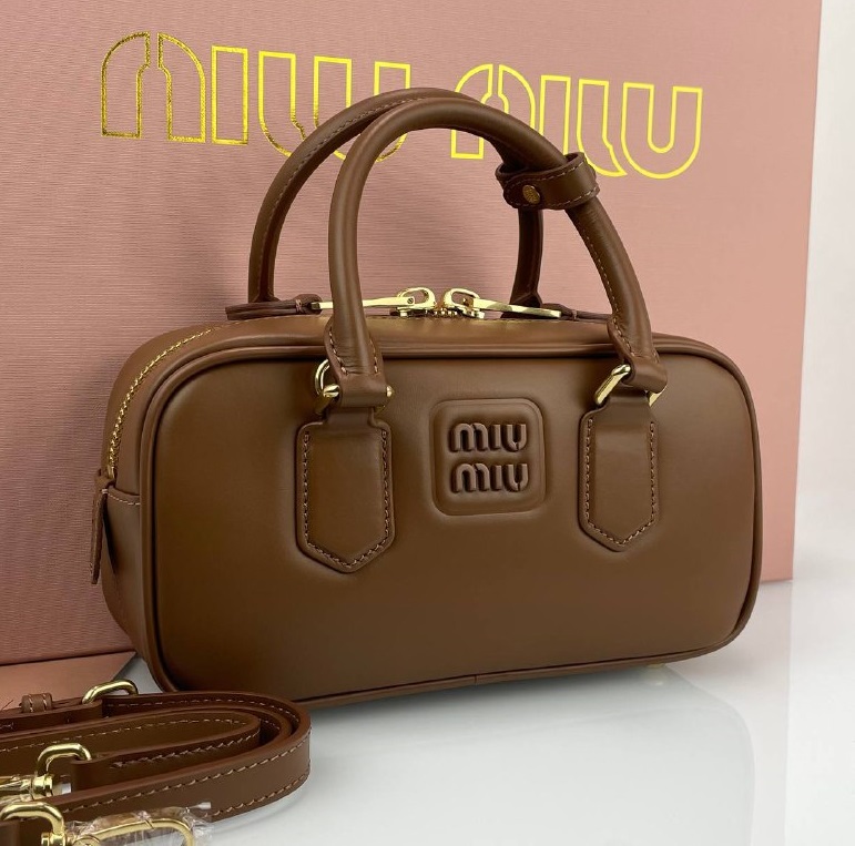 Женская кожаная сумка Miu Miu Arcadie Mini коричневая