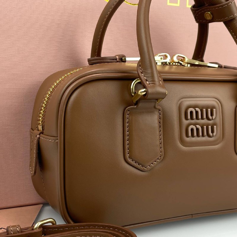 Женская кожаная сумка Miu Miu Arcadie Mini коричневая