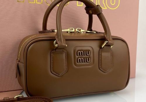 Женская кожаная сумка Miu Miu Arcadie Mini коричневая