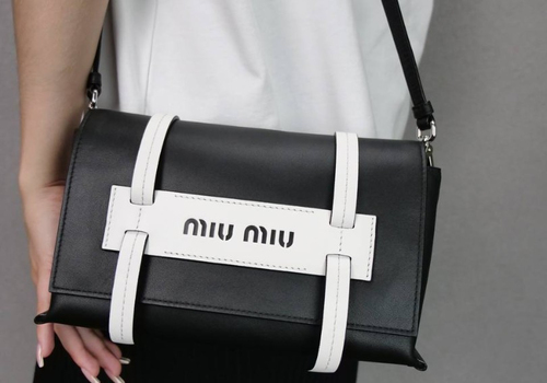 Женская кожаная сумка Miu Miu черно-белая
