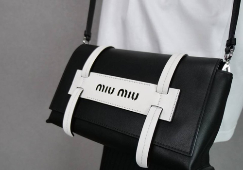 Женская кожаная сумка Miu Miu черно-белая