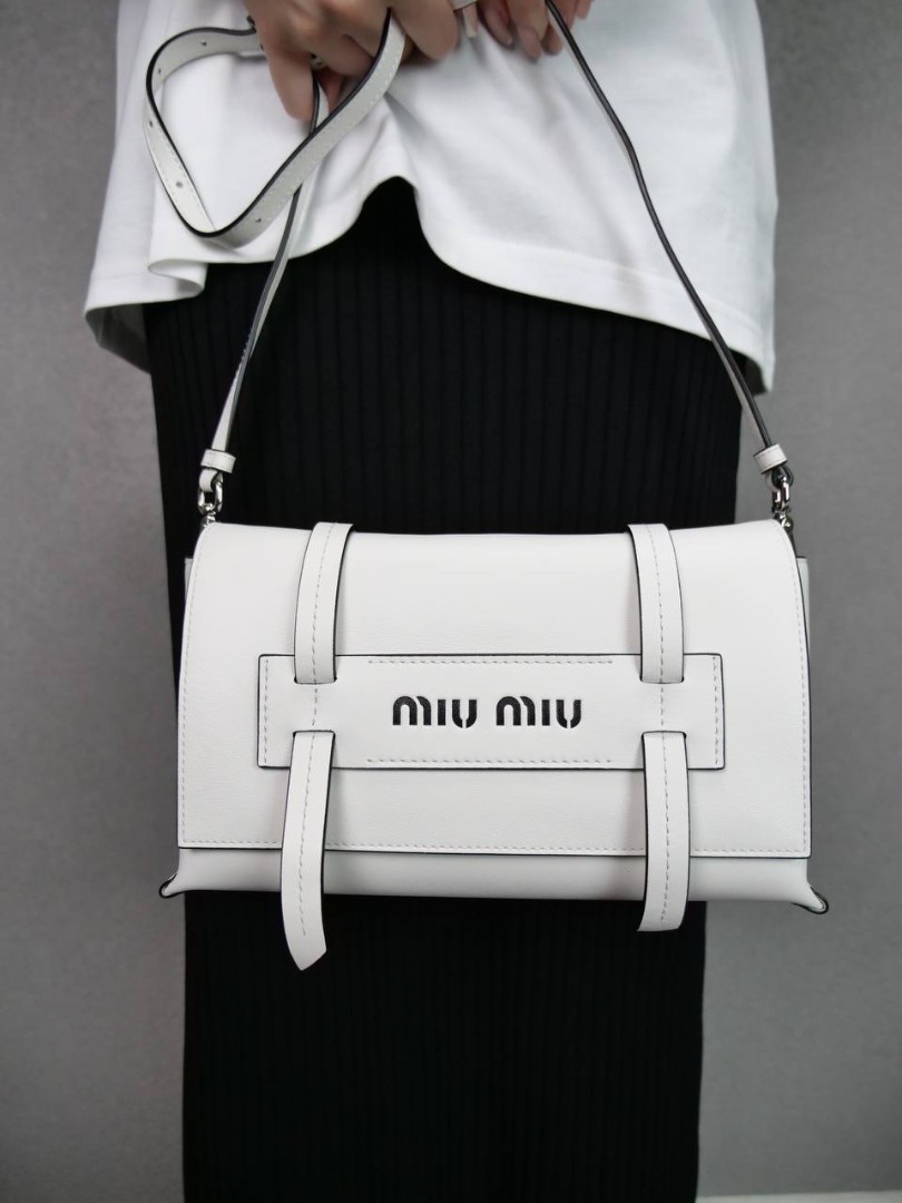 Женская кожаная сумка Miu Miu белая