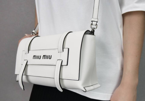 Женская кожаная сумка Miu Miu белая