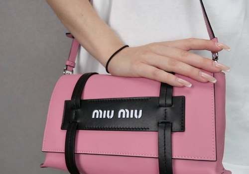Женская кожаная сумка Miu Miu розовая