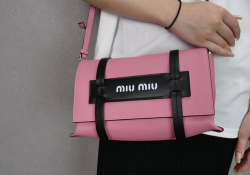 Женская кожаная сумка Miu Miu розовая