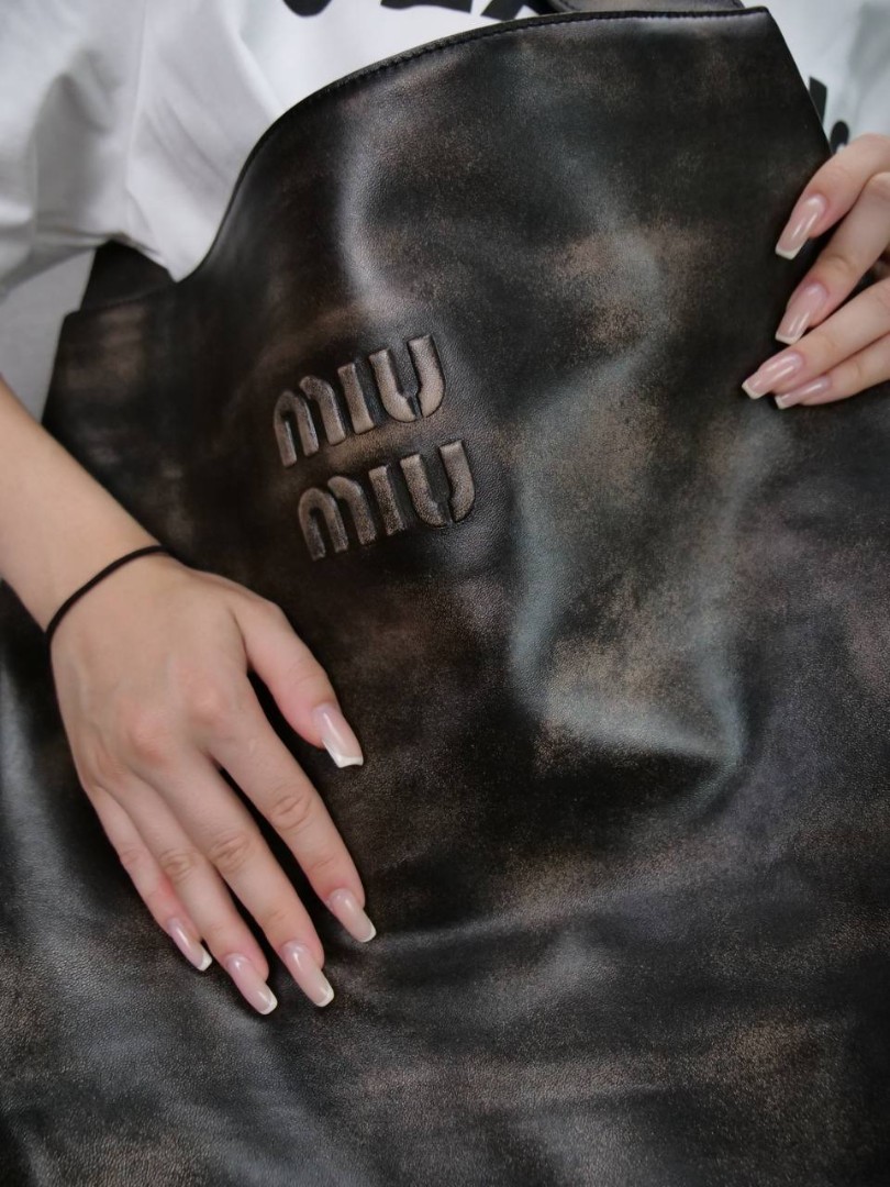 Женская кожаная сумка-хобо Miu Miu коричневая