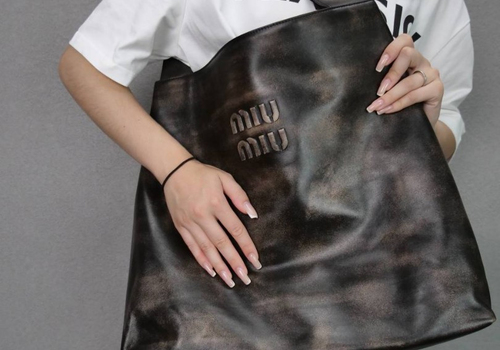 Женская кожаная сумка-хобо Miu Miu коричневая