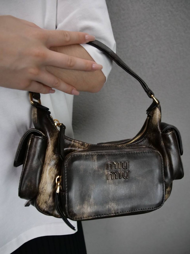 Женская коричневая кожаная сумка Miu Miu Pocket
