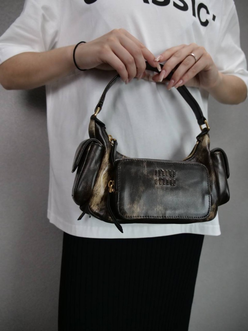 Женская коричневая кожаная сумка Miu Miu Pocket