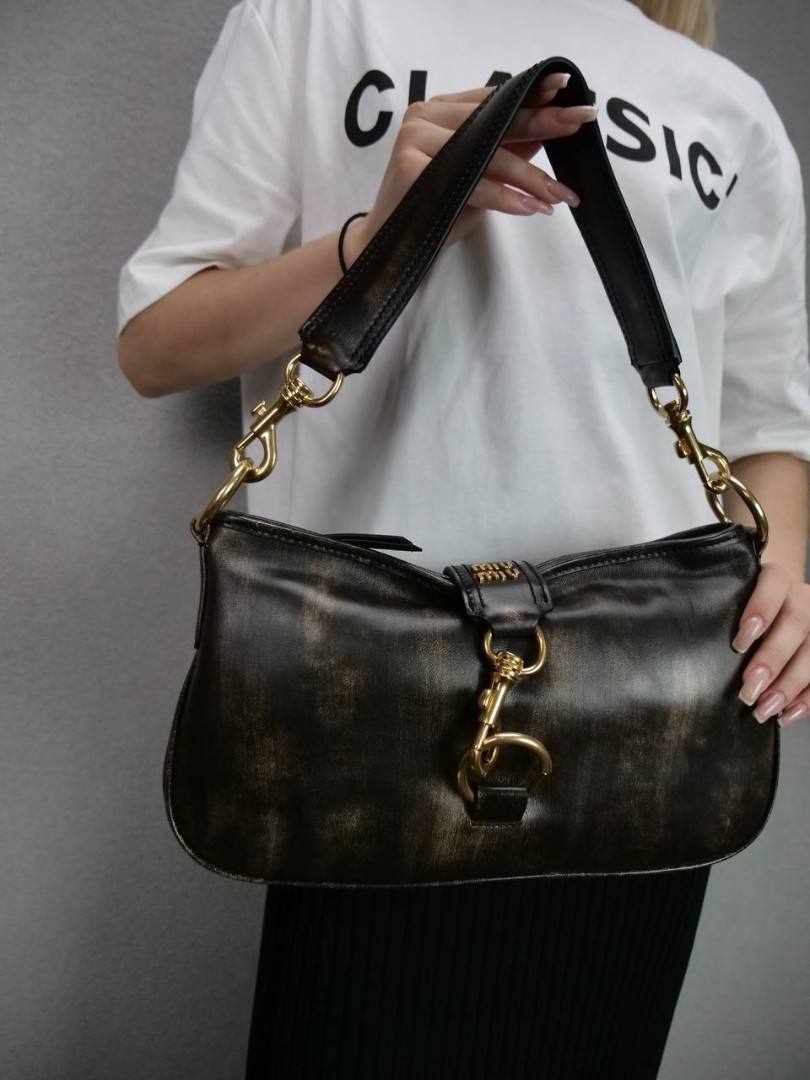Женская кожаная сумка через плечо с карабином Miu Miu коричневая