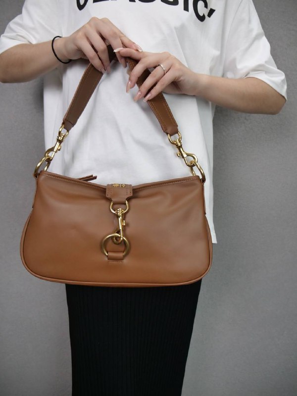 Женская коричневая кожаная сумка через плечо с карабином Miu Miu