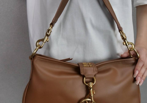Женская коричневая кожаная сумка через плечо с карабином Miu Miu