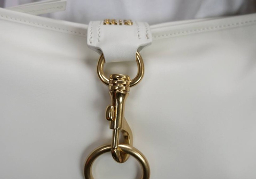Женская белая кожаная сумка через плечо с карабином Miu Miu