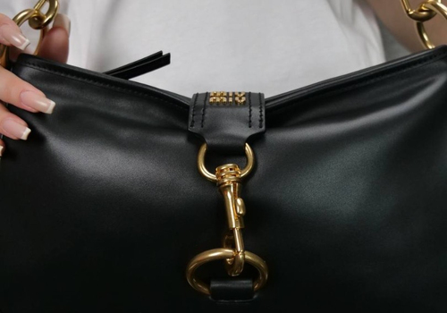 Женская кожаная сумка через плечо с карабином Miu Miu черная