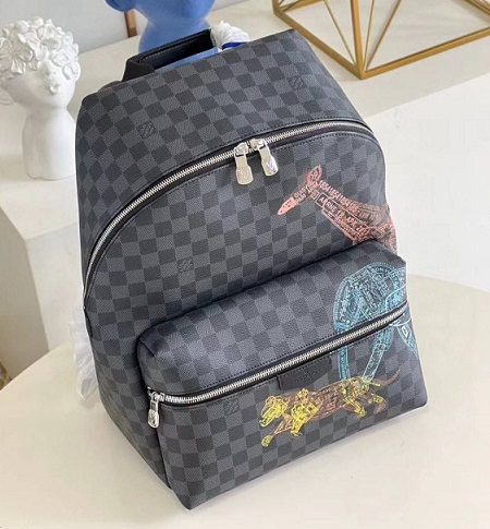 Мужской серый рюкзак Louis Vuitton Discovery