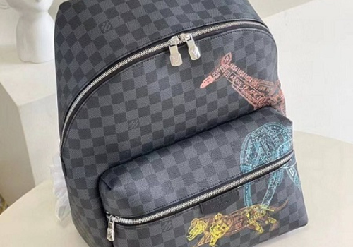 Мужской серый рюкзак Louis Vuitton Discovery