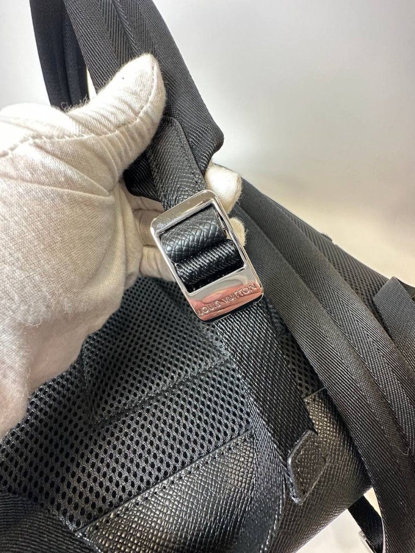 Мужской черный рюкзак Louis Vuitton Adrian из кожи Taiga