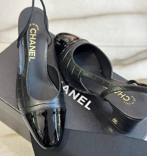 Черные кожаные босоножки Chanel