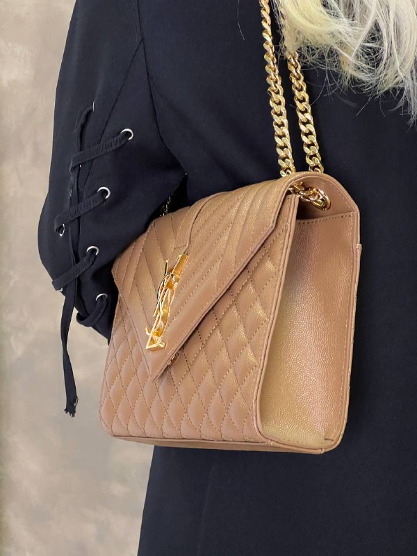 Женская кожаная бежевая сумка Yves Saint Laurent Envelope Medium