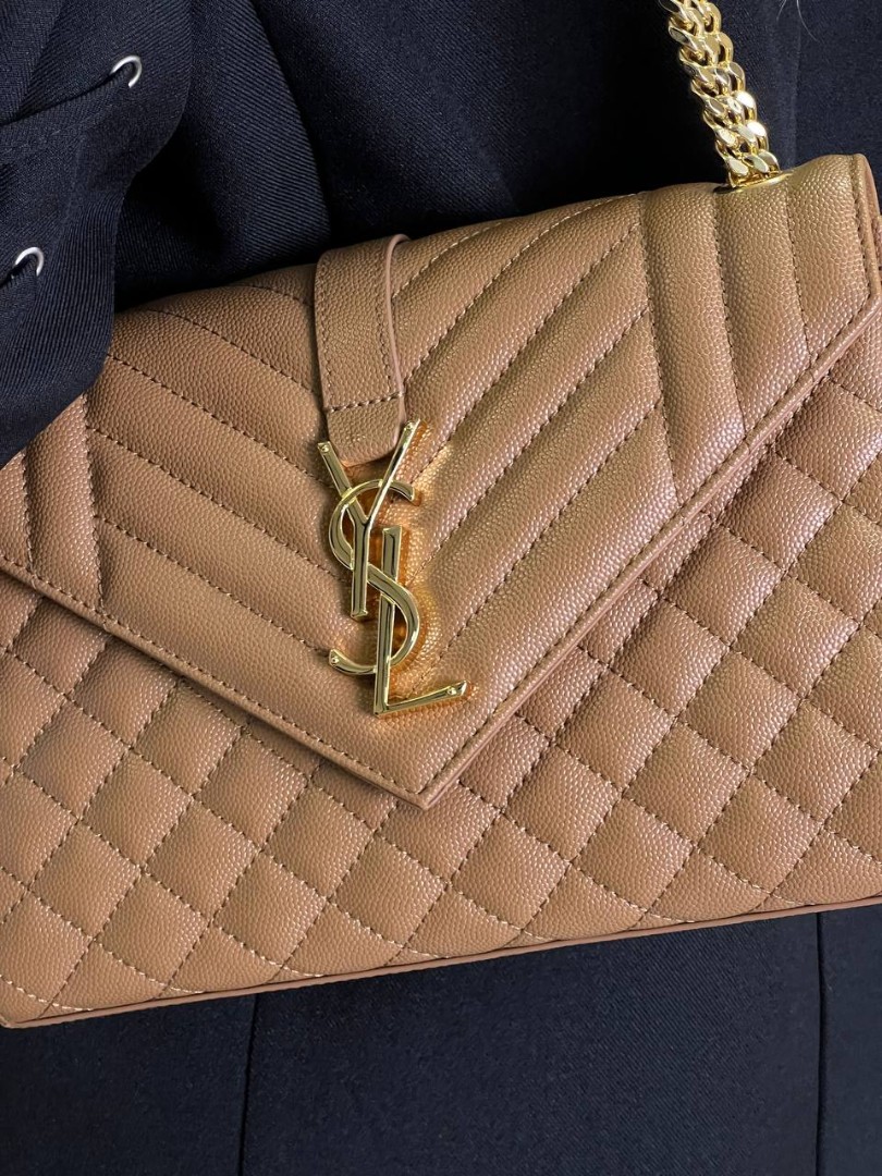 Женская кожаная бежевая сумка Yves Saint Laurent Envelope Medium
