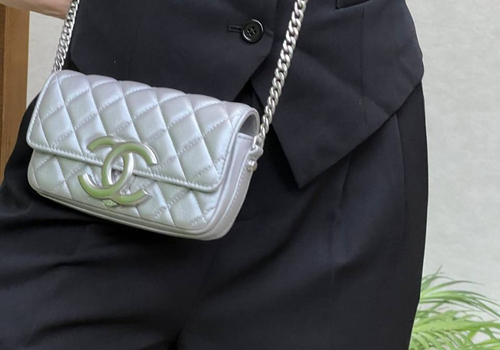 Серебристая кожаная сумочка на цепочке Chanel