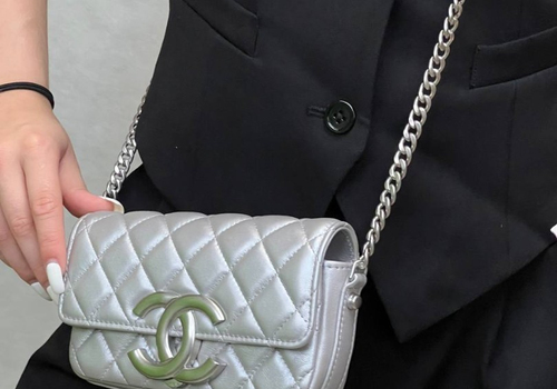 Серебристая кожаная сумочка на цепочке Chanel