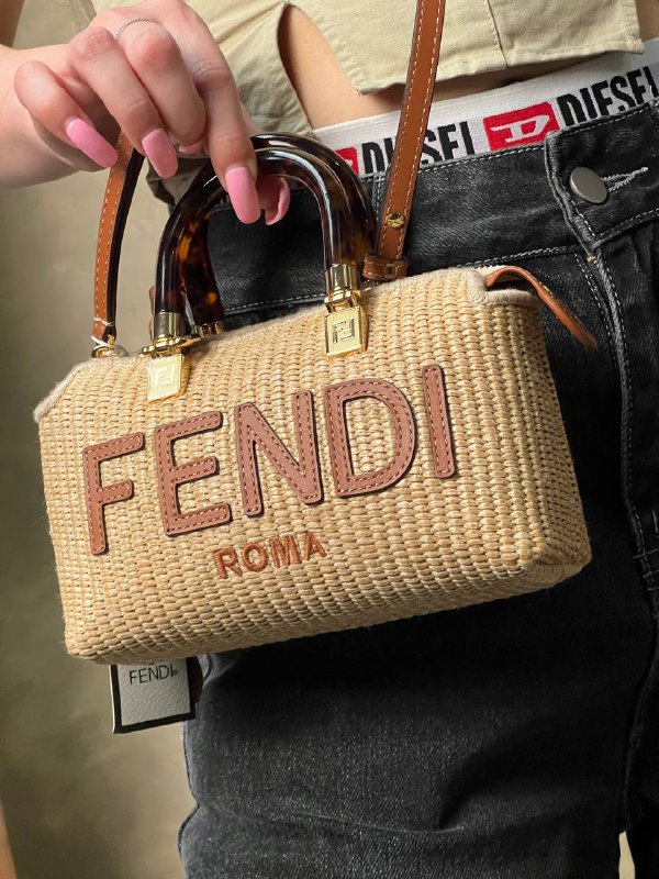 Женская сумка-саквояж Fendi By The Way Mini из плетеной соломы