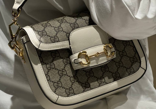 Женская сумка Gucci 1955 Horsebit Mediun GG Supreme серая с белым
