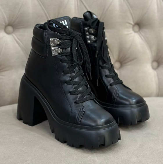 Женские кожаные черные ботинки Miu Miu