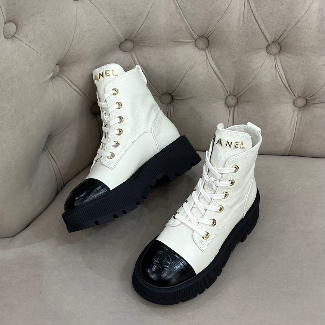 Белые кожаные высокие ботинки Chanel