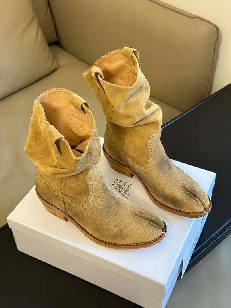 Замшевые бежевые казаки Maison Margiela