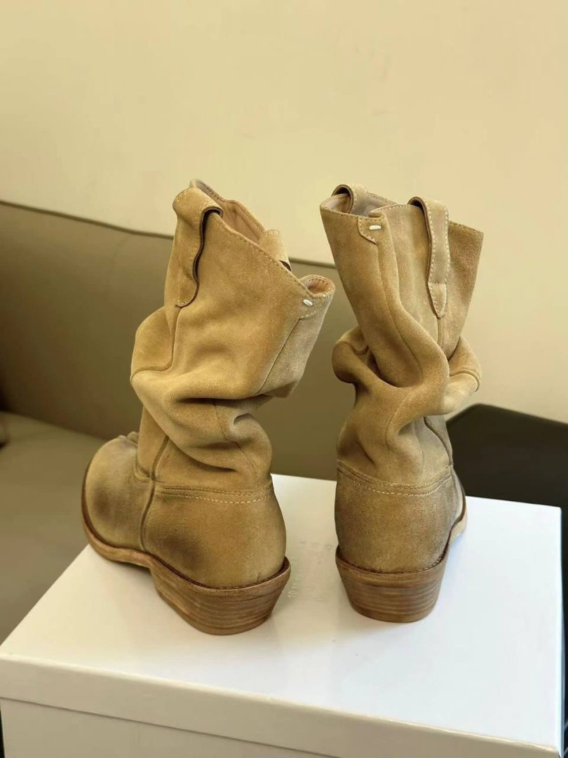 Замшевые бежевые казаки Maison Margiela