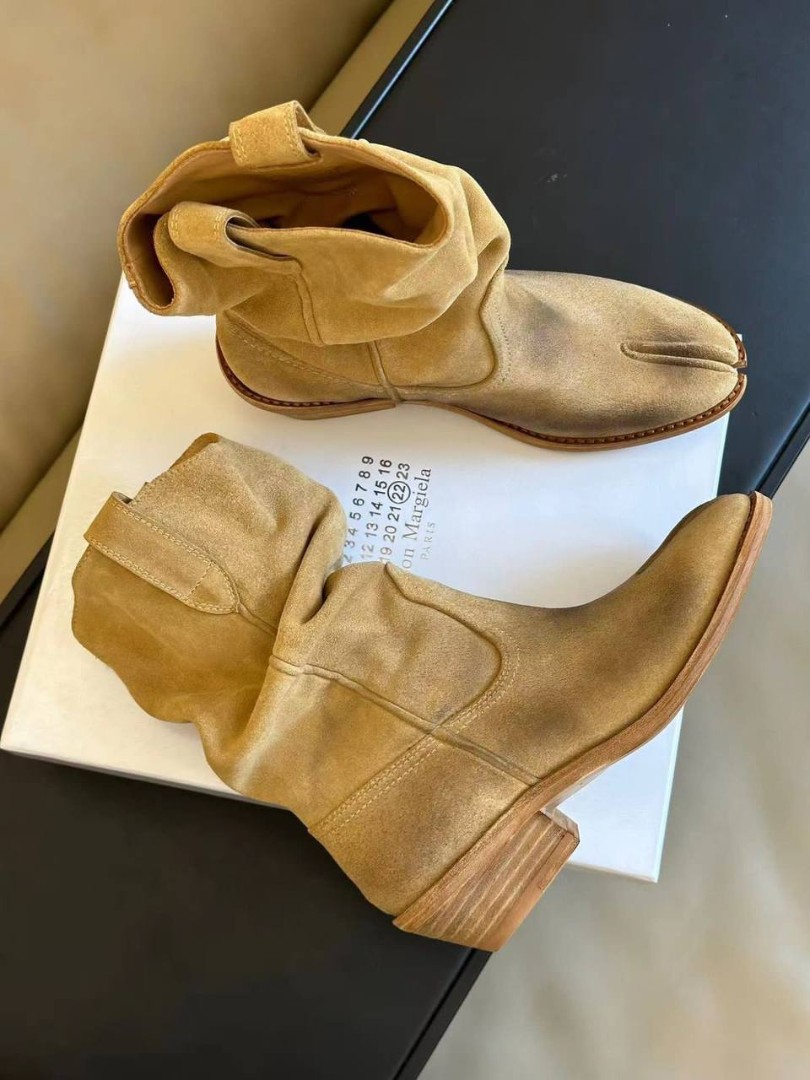 Замшевые бежевые казаки Maison Margiela