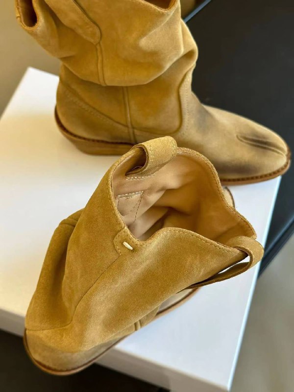 Замшевые бежевые казаки Maison Margiela