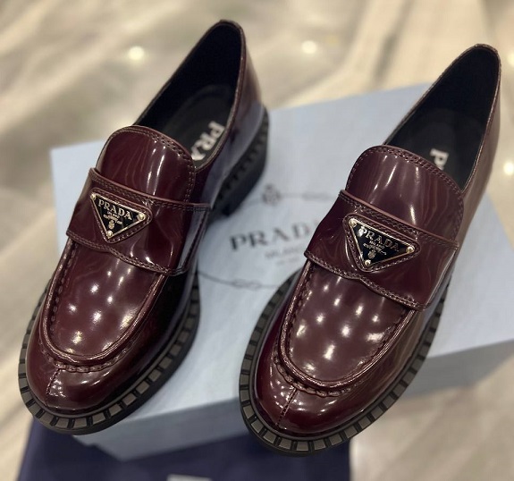 Кожаные бордовые женские дерби Prada