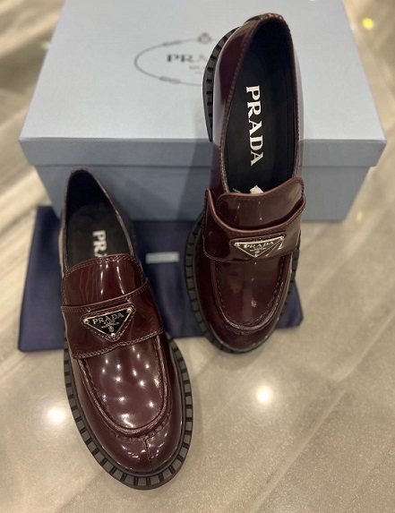 Кожаные бордовые женские дерби Prada