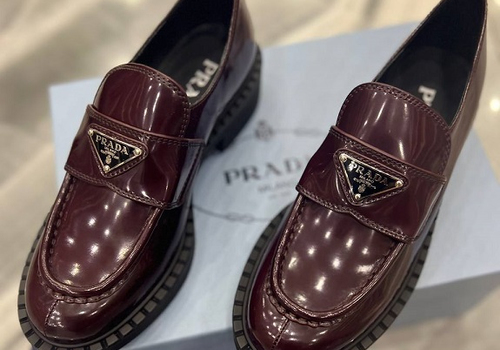 Кожаные бордовые женские дерби Prada