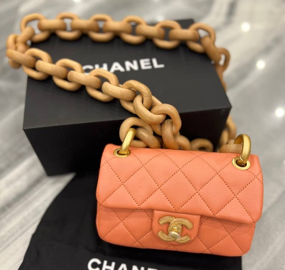 Кожаная сумочка на цепочке из дерева Chanel