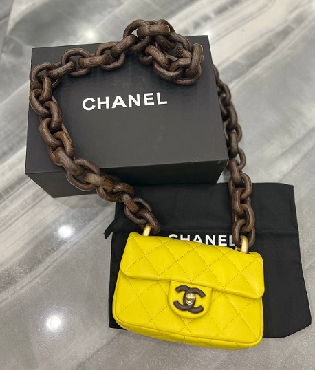 Кожаная сумочка на цепочке из дерева Chanel желтая