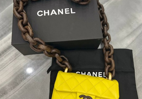 Кожаная сумочка на цепочке из дерева Chanel желтая