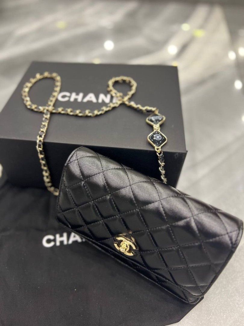 Черная кожаная сумка конверт Chanel