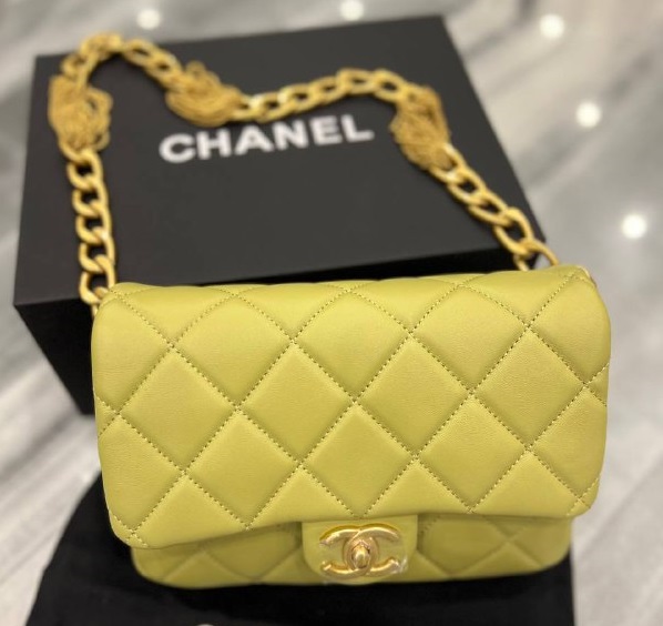 Кожаная сумка конверт  на цепочке Chanel