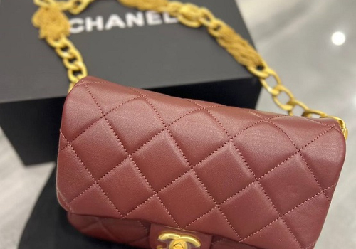 Кожаная сумка конверт на цепочке Chanel бордовая