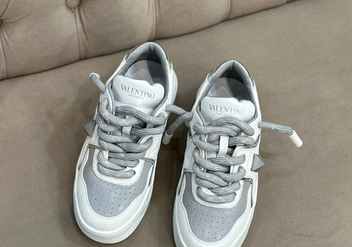 Женские кроссовки из кожи Valentino One Stud XL белые с серым