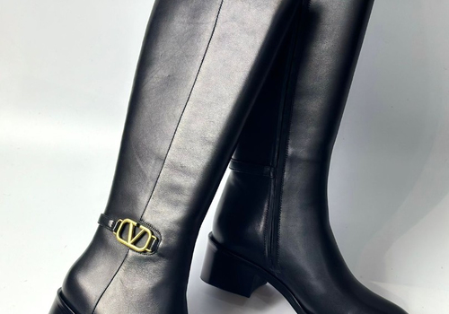 Женские черные кожаные сапоги Valentino Garavani