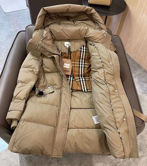 Женский бежевый пуховик Burberry с поясом