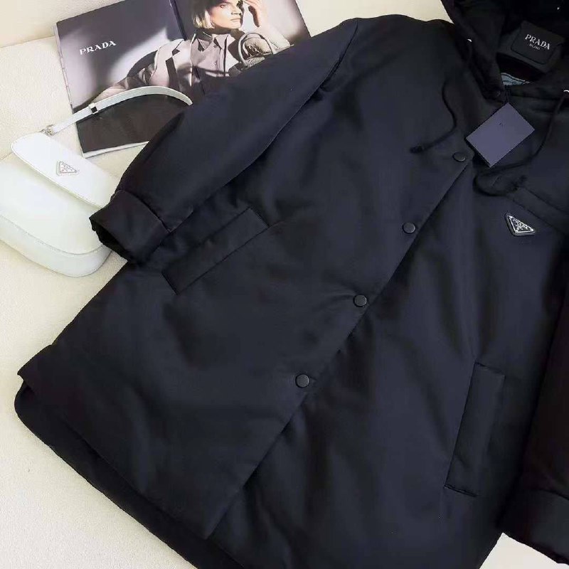 Женское черное пуховое пальто Prada с капюшоном