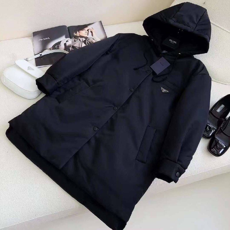 Женское черное пуховое пальто Prada с капюшоном
