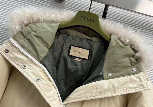 Светлое женское пуховое пальто Gucci с капюшоном